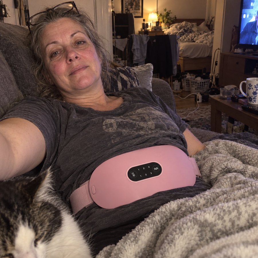 Kund i soffan med rosa Lumela-bälte