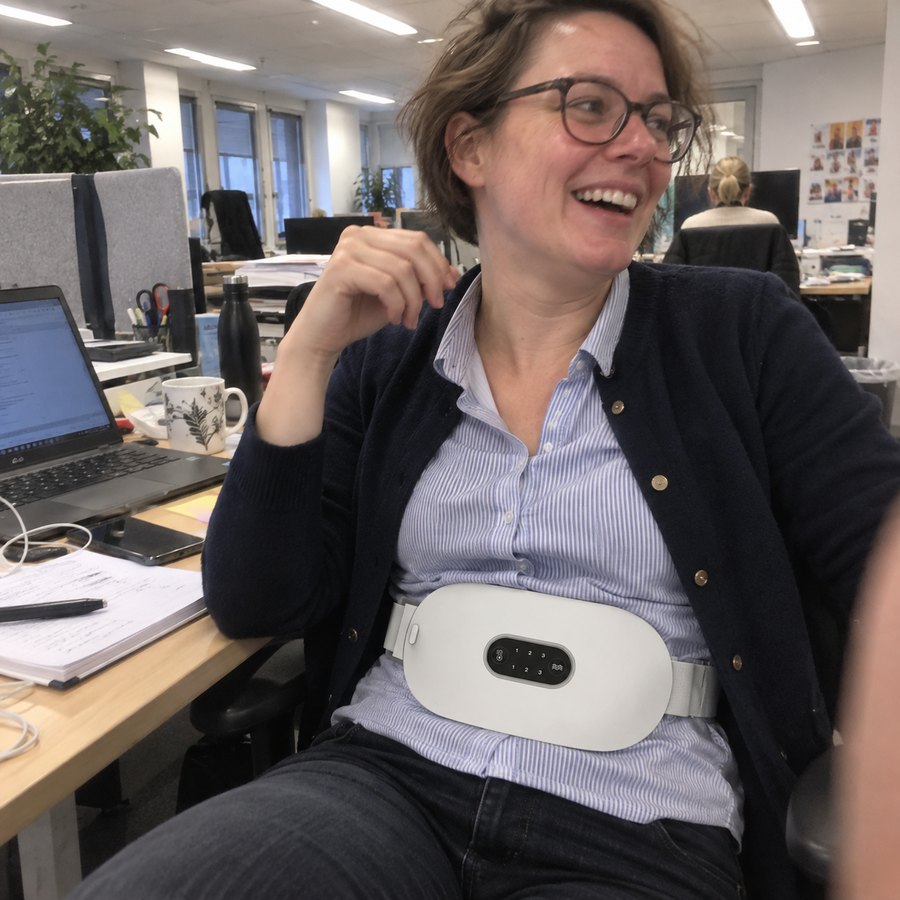 Kund vid skrivbordet med vitt Lumela-bälte